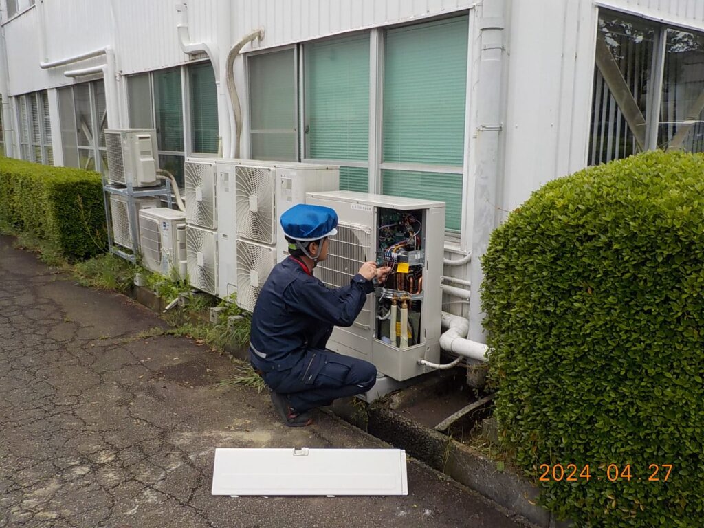 石油化学会社／空調機の交換