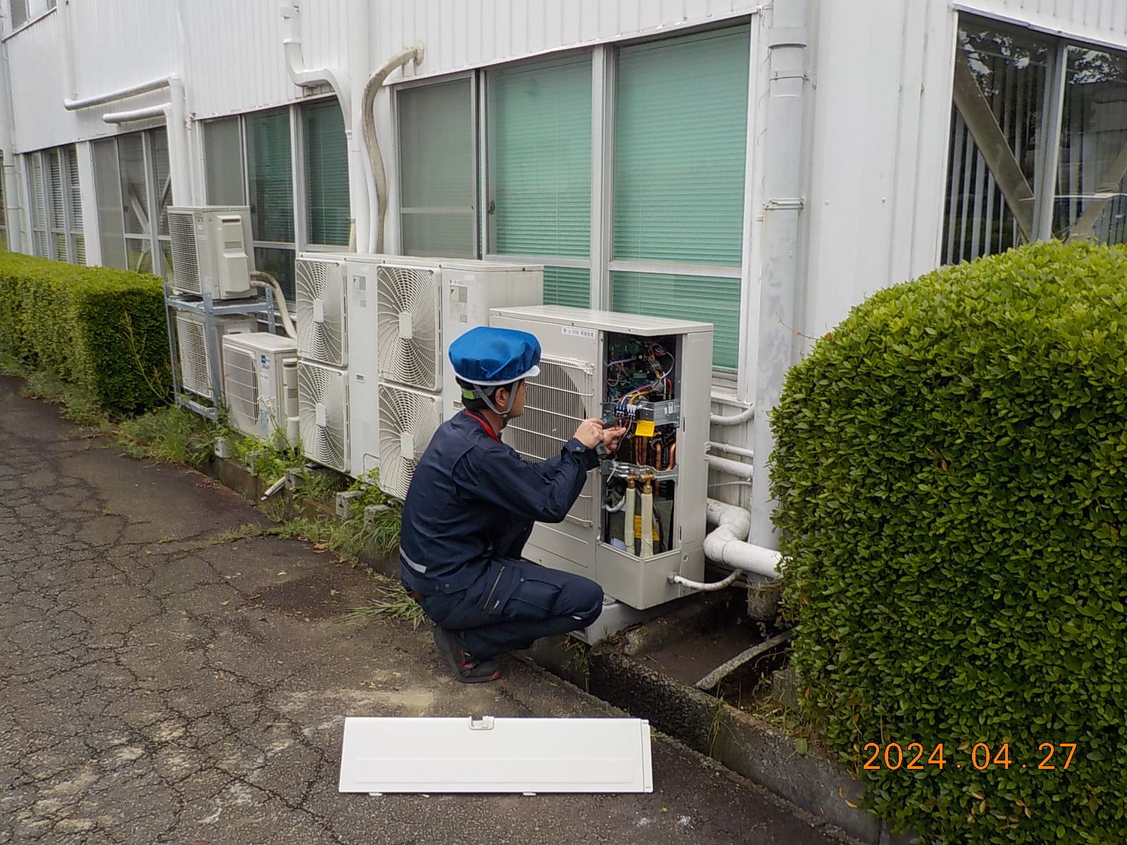 石油化学会社／空調機の交換