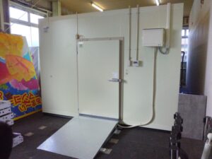 イベント会社／プレハブ冷蔵庫・冷凍庫新規設置工事