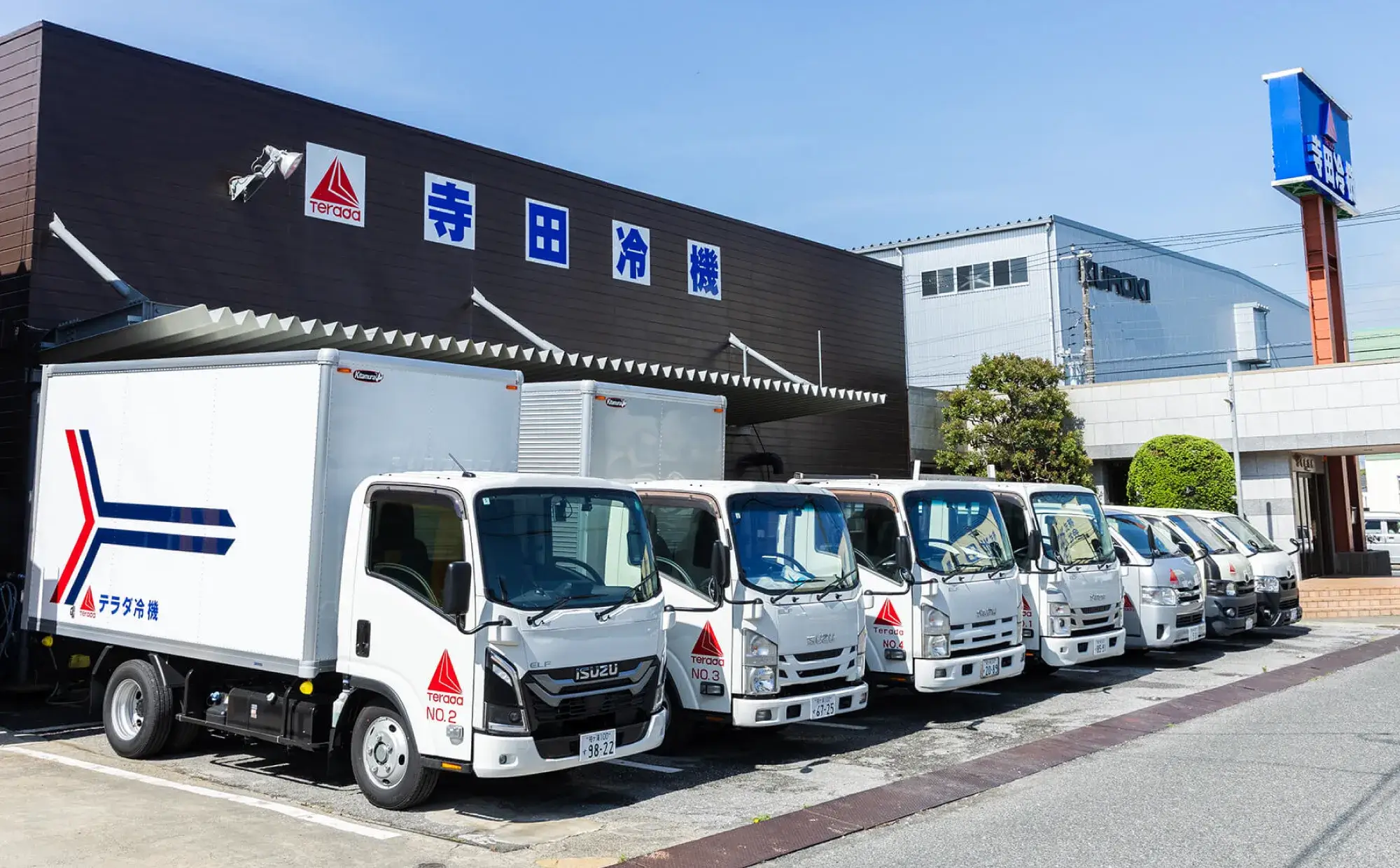 寺田冷機のトラック みんな一緒に現場に行きます