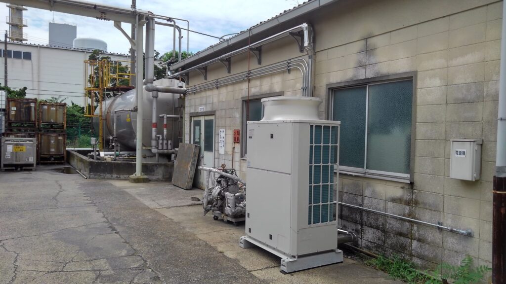 化学工場／空調機の設置